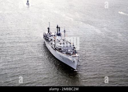 Une vue à tribord de l'arc du sous-marin USS HOLLAND (AS 32) arrivant pour les activités de la semaine de la flotte. Base: New York État: New York (NY) pays: Etats-Unis d'Amérique (USA) Banque D'Images