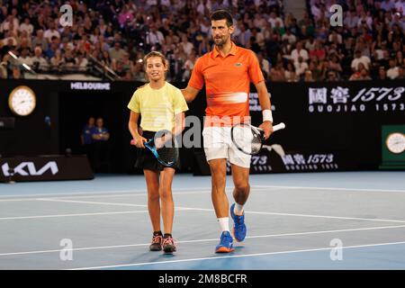 Melbourne, Australie. 13th janvier 2023. Ana Maric, âgée de 10 ans, et Novak Djokovic, de Serbie, à un changement de fin lors d'un match de pratique d'exposition contre Nick Kyrgios, d'Australie, avec des recettes de charité sur Rod laver Arena avant l'Open d'Australie de 2023 à Melbourne, en Australie. Sydney Low/Cal Sport Media/Alamy Live News Banque D'Images