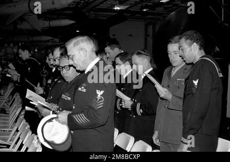 Les marins et les Marines assistent à un culte œcuménique à bord du transporteur INTREPID (CVS 11) d'avions de guerre antisous-marins désaffecté pendant la semaine de la flotte. L'INTREPID est maintenant un musée. Base: New York État: New York (NY) pays: Etats-Unis d'Amérique (USA) Banque D'Images