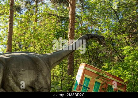 Chelyabinsk, Russie - 01 juin 2022. Un dinosaure figure dans un parc de la ville. Banque D'Images