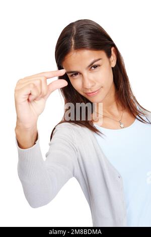 Femme, portrait et doigts pour la taille de publicité, l'espace et petite maquette avec un sourire en studio. Modèle féminin en studio montrant la main ou le signe de la balance Banque D'Images