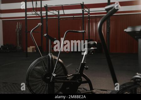 Vélos d'exercice pour cardio en couleur rouge crossfit Gym. Vélos d'air dans la salle de gym Banque D'Images