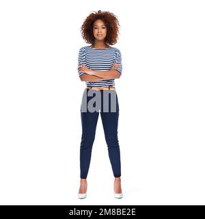Portrait, bras croisés et femme noire debout sur fond blanc, studio ou pose isolée. Modèle féminin, mode tendance et style décontracté Banque D'Images