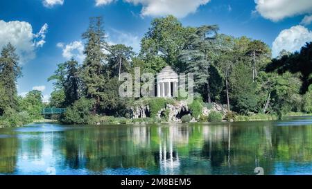 Vincennes, temple de l'amour et grotte artificielle sur le lac Daumesnil, dans le parc public Banque D'Images