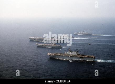 Des navires de quatre nations naviguent en formation pendant l'exercice DRAGON HAMMER '90 de la région du Sud de l'OTAN. Les navires sont, de l'avant : le navire d'assaut amphibie USS SAIPAN (LHA 2), le porte-avions espagnol SPS PRINCIPE DE ASTURIAS (R-11), le porte-avions à propulsion nucléaire USS DWIGHT D. EISENHOWER (CVN 69), le porte-avions léger italien GIUSEPPE GARIBALDI (C-551) et le porte-avions léger britannique (HMS R-05). Objet opération/série: DRAGON HAMMER '90 pays: Mer Méditerranée (MED) Banque D'Images