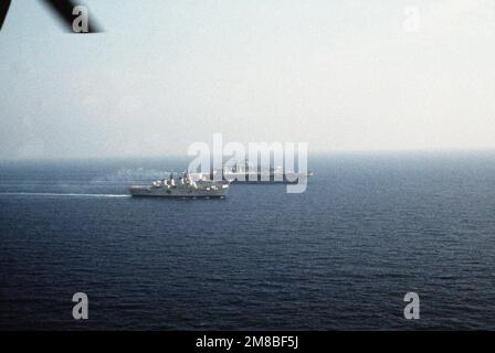 Des navires de quatre nations naviguent en formation pendant l'exercice DRAGON HAMMER '90 de la région du Sud de l'OTAN. Les navires sont, de l'avant: Le porte-avions léger britannique HMS INVINCIBLE (R-05), le porte-avions léger italien SON GIUSEPPE GARIBALDI (C-551), le porte-avions nucléaire USS DWIGHT D. EISENHOWER (CVN 69), le porte-avions espagnol SPS PRINCIPE DE ASTURIAS (R-11) et le navire d'assaut amphibie USS SAIPAN (LHA 2). Objet opération/série: DRAGON HAMMER '90 pays: Mer Méditerranée (MED) Banque D'Images