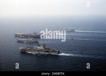 Des navires de quatre nations naviguent en formation pendant l'exercice DRAGON HAMMER '90 de la région du Sud de l'OTAN. Les navires sont, de l'avant : le navire d'assaut amphibie USS SAIPAN (LHA 2), le porte-avions espagnol SPS PRINCIPE DE ASTURIAS (R-11), le porte-avions à propulsion nucléaire USS DWIGHT D. EISENHOWER (CVN 69), le porte-avions léger italien GIUSEPPE GARIBALDI (C-551) et le porte-avions léger britannique (HMS R-05). Objet opération/série: DRAGON HAMMER '90 pays: Mer Méditerranée (MED) Banque D'Images