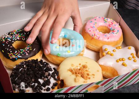 boîte avec une variété de beignets Banque D'Images