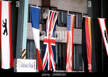 Lors des cérémonies à l'aéroport central de Tempelhof commémorant le 40th anniversaire du pont aérien qui a mis fin au blocus soviétique de Berlin, les drapeaux des participants sont exposés. De gauche à droite : Berlin Ouest, France, Grande-Bretagne, Etats-Unis, Allemagne de l'Ouest. Base: Berlin pays: Allemagne / Allemagne (DEU) Banque D'Images