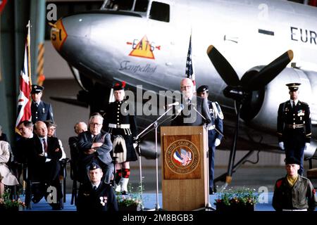 Sir Christopher Mallaby, ambassadeur britannique en Allemagne de l'Ouest, prend la parole lors d'une cérémonie de bourses alliées à l'aéroport central de Tempelhof, commémorant le 40th anniversaire du pont aérien qui a mis fin au blocus soviétique de Berlin. Un avion C-47 Skytrain, le cheval de travail du pont aérien, est exposé à l'électricité statique derrière lui. Base: Berlin pays: Allemagne / Allemagne (DEU) Banque D'Images