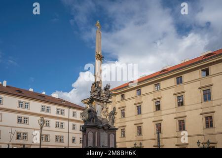 Colonne de la Sainte-Trinité en face de la rue Eglise Nicholas à Mala Strana - Prague, République tchèque Banque D'Images