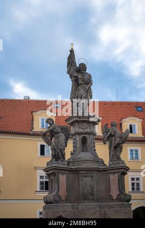 Statue de Saint-Jean Jean-Baptiste à la place Maltezske - Prague, République Tchèque Banque D'Images