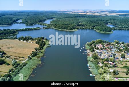 Vue aérienne de l'étang Mittersheim, d'une superficie de 220 hectares, traversé par le canal des houillères de la Sarre, Moselle Banque D'Images