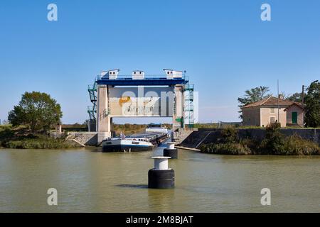 Péniche le Hercule transportant 1 400 tonnes de graviers pour le port de Sète, ici sur le Canal du Rhône a Sète (Canal du Rhône-Sète), à l'eau Banque D'Images