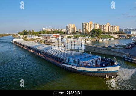 Péniche le Hercule transportant 1 400 tonnes de graviers pour le port de Sète, ici sur le canal du Rhône a Sète (canal du Rhône-Sète), à Carnon (SO Banque D'Images