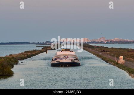 Péniche le Hercule transportant 1 400 tonnes de graviers pour le port de Sète, ici sur le Canal du Rhône a Sète (Canal du Rhône-Sète), à l'eau Banque D'Images