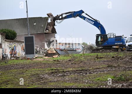 Erkelenz, Allemagne. 13th janvier 2023. Un excavateur démolit un bâtiment le troisième jour de l'expulsion dans le village lignite de Lützerath occupé par les activistes climatiques. La société d'énergie RWE veut fouiller le charbon situé sous Lützerath - à cette fin, le hameau sur le territoire de la ville d'Erkelenz à la mine de lignite opencast Garzweiler II doit être démoli. Credit: Federico Gambarini/dpa/Alay Live News Banque D'Images
