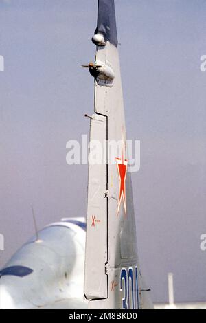 Vue rapprochée d'un stabilisateur vertical sur un avion soviétique MIG-29UB Fulcrum exposé au salon international de l'air et de l'espace de Paris 38th à l'aérodrome du Bourget. Base: Paris pays: France (FRA) Banque D'Images