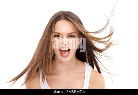 Santé mentale, cheveux et portrait de la femme hurlant dans la colère ou la frustration, rage sur isolé sur fond blanc. Stress, anxiété et frustration Banque D'Images