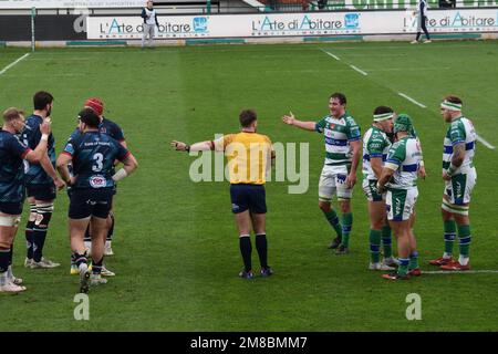Scène lors d'un match de rugby joué à Trévise, en Italie, en janvier 2023, entre Benetton et Ulster Rugby Banque D'Images