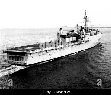 Vue à tribord du quai de transport amphibie USS OGDEN (LPD 5) en cours près de long Beach, Californie. Pays : Océan Pacifique (POC) Banque D'Images