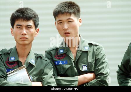 Deux membres sud-coréens de l'équipe cas (Fighter Wing combat Aircraft Service) de 11th regardent leurs coéquipiers concourir pendant Sabre Spirit '89. Sabre Spirit est un joint annuel de Corée du Sud-États-Unis Les Forces aériennes du Pacifique combattent la production de munitions et l'exercice de la SAE. Objet opération/série: SABRE SPIRIT '89 base: Osan Air base pays: République de Corée (KOR) Banque D'Images