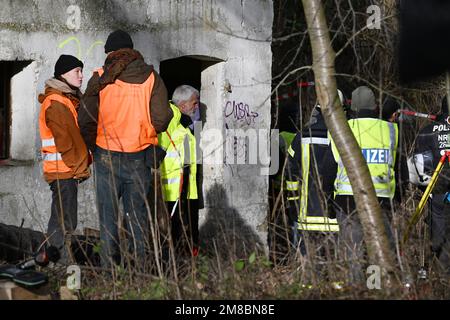 Erkelenz, Allemagne. 13th janvier 2023. Dirk Weinspach (M), chef de la police d'Aix-la-Chapelle, sort d'un bâtiment le troisième jour de l'expulsion dans le village lignite de Lützerath occupé par des activistes du climat. On dit que les activistes se seraient barricadés dans un tunnel ici. La société d'énergie RWE veut fouiller le charbon situé sous Lützerath - à cette fin, le hameau sur le territoire de la ville d'Erkelenz à la mine de lignite opencast Garzweiler II doit être démoli. Credit: Federico Gambarini/dpa/Alay Live News Banque D'Images