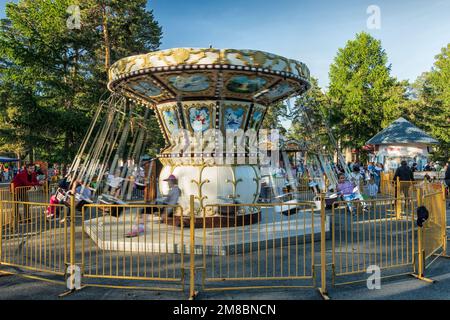 Chelyabinsk, Russie - 01 juin 2022. Le parc propose une promenade en carrousel pour enfants. Banque D'Images