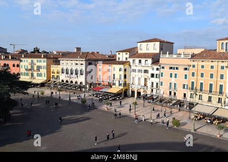 Scène de la Piazza Bra, à Vérone en Italie, par une journée ensoleillée Banque D'Images