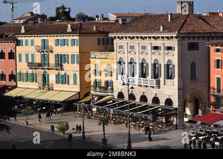 Scène de la Piazza Bra, à Vérone en Italie, par une journée ensoleillée Banque D'Images