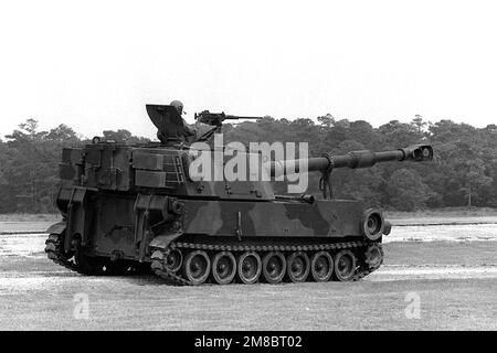 A Marine est le mitrailleur de calibre M-2 .50 sur un obusier automoteur M-109 155mm lors d'une démonstration de puissance de feu. Pays : inconnu Banque D'Images