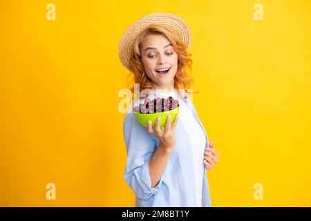 Femme avec cerise, fruits biologiques. Cerises et récolte en été. Fille cueillant et mangeant des cerises mûres, des fruits frais. Baies biologiques saines Banque D'Images