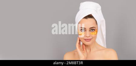 Patch oculaire. faites plus attention. application d'un masque anti-fatigue doré. fille réduire les sacs pour les yeux. soin de la peau. collagène cosmétique. Belle femme portrait de visage isolé Banque D'Images