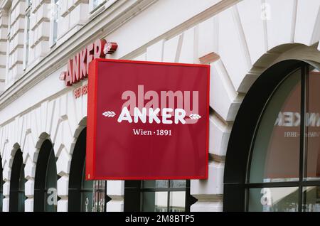 Vienne, Autriche - 28 août 2022: Gros plan d'un panneau Anker dans la façade d'une des franchises de cette chaîne de boulangerie, fondée en 1891, à Vienne, A Banque D'Images