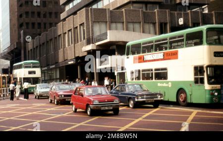 Trafic dans le centre-ville de Leeds, voitures et autobus, début 1980s photo par Tony Henshaw Archive Banque D'Images
