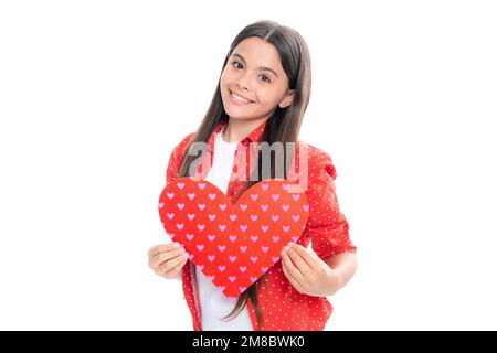 Saint-Valentin. Rêvant enfant adolescent mignon avec coeur rouge. Portrait d'une jeune fille adolescente souriante. Banque D'Images