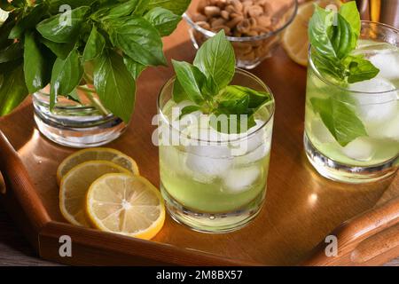 Le cocktail Thai Basil Gimlet est un cocktail d'été léger et incroyablement rafraîchissant. Banque D'Images