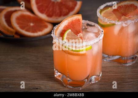 Le Paloma rose est une grande recette de pamplemousse et de tequila pour n'importe quelle fête. Banque D'Images