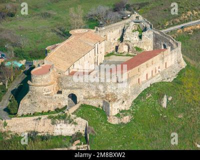 Vue aérienne du château normand de Souabe, Vibo Valentia, Calabre, Italie. Horizon de la ville Banque D'Images