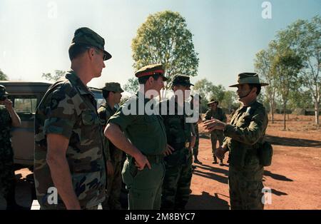 COL Frederick Stubbs, à gauche, chef de cabinet, États-Unis Commandement de l'armée de l'Ouest (WESTCOM); LT. GÉN. Laurie O'Donnell, deuxième à partir de la gauche, chef DE L'ÉTAT-MAJOR général de l'armée australienne; et LT GEN Claud M. Kickbriker, deuxième à partir de la droite, commandant général, WESTCOM, s'arrête pour parler avec un officier de l'armée australienne lors de l'exercice conjoint Australie/États-Unis Kangaroo '89. Objet opération/série : KANGAROO '89 base : Caravale pays : Australie (AUS) Banque D'Images