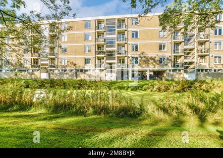 un complexe d'appartements avec de l'herbe et des arbres dans l'avant - image est prise de google street, sud-ouest de londres Banque D'Images