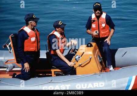 Les membres de la Garde côtière américaine planifient leur prochaine action en participant à un exercice d'interdiction de drogues, dans le cadre du PACEX '89. Objet opération/série: PACEX '89 base: USS Constellation (CV 64) Banque D'Images