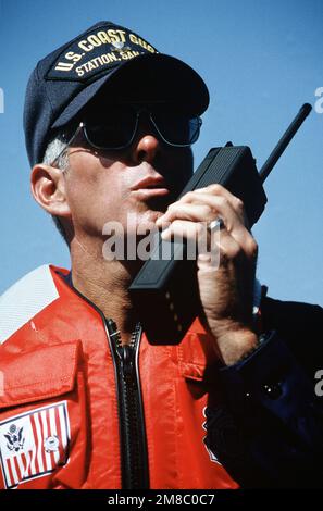 Un membre de la Garde côtière américaine communique avec d'autres membres de l'unité au cours d'un exercice d'interdiction de drogue, qui fait partie du PACEX '89. Objet opération/série: PACEX '89 base: USS Constellation (CV 64) Banque D'Images