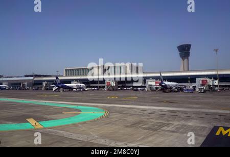 Terminaux de l'aéroport international de Mumbai avec Tour de contrôle du trafic aérien Banque D'Images