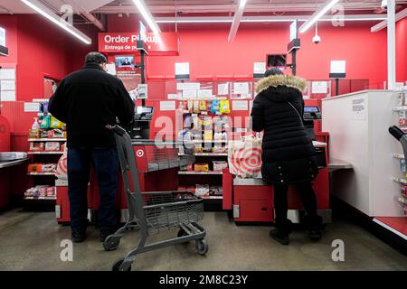 New York, États-Unis. 12th janvier 2023. Les clients vérifient les articles dans un magasin de Queens, New York, États-Unis, le 12 janvier 2023. États-Unis Le département du travail a rapporté jeudi que l'indice des prix à la consommation (IPC) du pays a chuté de 0,1 pour cent en décembre, conformément au consensus, pour une augmentation de 6,5 pour cent d'une année sur l'autre. Crédit: Ziyu Julian Zhu/Xinhua/Alay Live News Banque D'Images