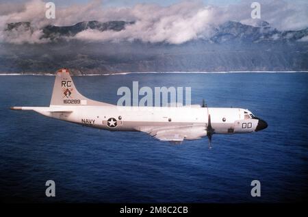Vue aérienne à droite d'un aéronef P-3 Orion de l'escadron de patrouille 46 (VP-46). Pays : inconnu Banque D'Images