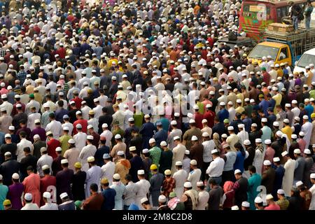 Dhaka. 13th janvier 2023. Les dévotés proposent des prières lors de la congrégation musulmane annuelle Bichwa Ijtema à Tongi, en périphérie de la capitale du Bangladesh, Dhaka, le 13 janvier 2023. POUR ALLER AVEC 'la congrégation musulmane annuelle commence au Bangladesh après 2 ans de COVID-19 hiatus' crédit: Xinhua/Alamy Live News Banque D'Images