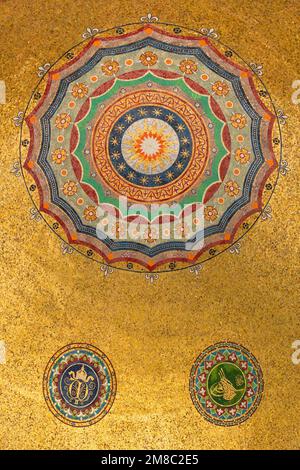 Fontaine allemande d'Istanbul - motif en mosaïque d'or et symbole « W » de l'empereur Wilhelm II et tughra d'Abdulhamid II sur l'intérieur des dômes, Istanbul, Turquie Banque D'Images