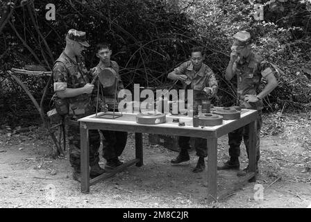 Deux officiers supérieurs du 3rd Bataillon, 7th Marines, discutent avec deux marines thaïlandaises après une classe sur les mines et les pièges lors de la combinaison thaï/États-Unis Exercice Thalay Thai '89. Sujet opération/série: THALAY THAI '89 pays: Thaïlande (THA) Banque D'Images