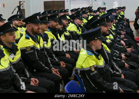 Templemore, Tipperary, Irlande, 13th janvier 2023. Les recrues de Garda se joignent à leurs collègues pour célébrer leur décès du Templemore Garda College. Credit: Athlone Photography/Alamy Live News Banque D'Images